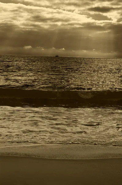 Dramatické Zataženo Západ Slunce Paprsky Přes Atlantský Oceán Rybářská Loď — Stock fotografie