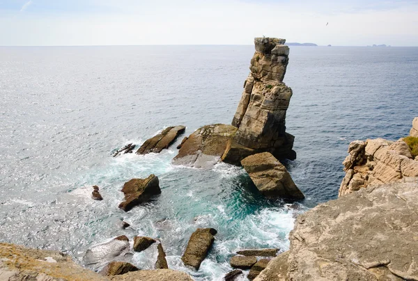 Prachtige stenen in het water. De kust van de Atlantische Oceaan in de buurt van Peniche (Portugal). — Stockfoto