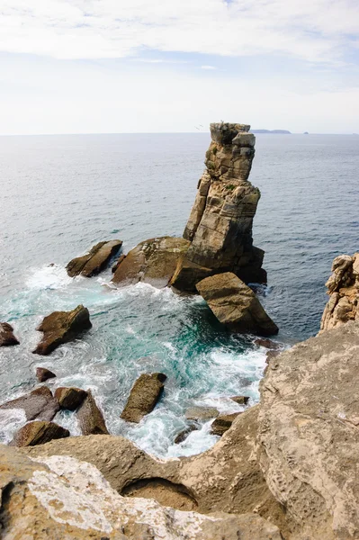 Piękne kamienie w wodzie. Wybrzeże Atlantyku w pobliżu Peniche (Portugalia). — Zdjęcie stockowe
