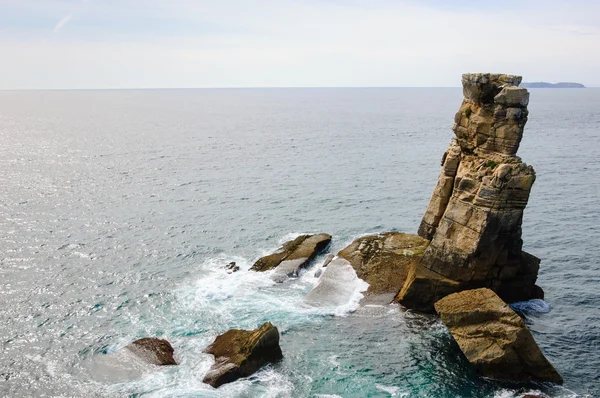 Prachtige stenen in het water. De kust van de Atlantische Oceaan in de buurt van Peniche (Portugal). — Stockfoto