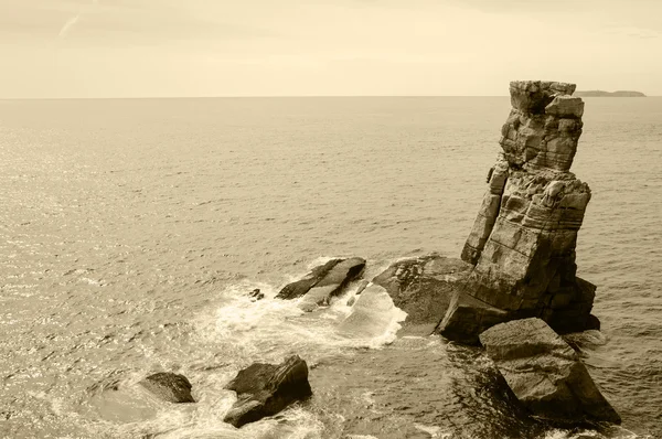 Prachtige stenen in het water. De kust van de Atlantische Oceaan in de buurt van Peniche (Portugal). Sepia. — Stockfoto