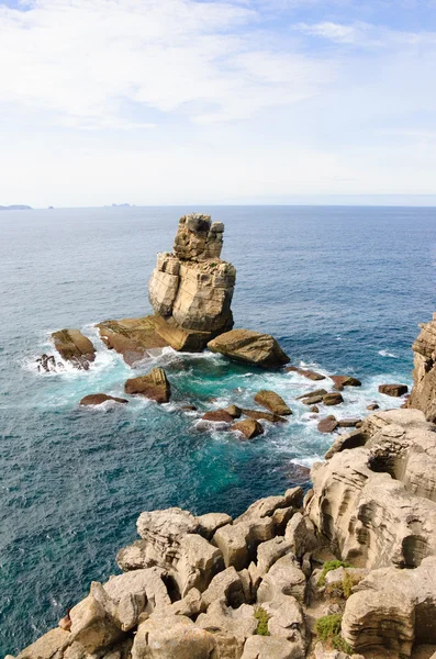 Lindas rochas na água. Costa atlântica perto de Peniche (Portugal) ). — Fotografia de Stock