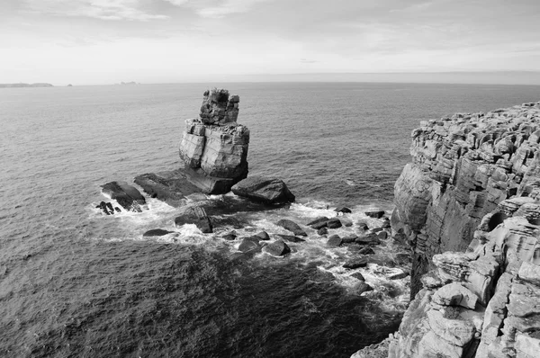 Prachtige stenen in het water. De kust van de Atlantische Oceaan in de buurt van Peniche (Portugal). Zwart-wit. — Stockfoto