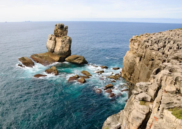 Prachtige stenen in het water. De kust van de Atlantische Oceaan in de buurt van Peniche (Portugal). — Stockfoto