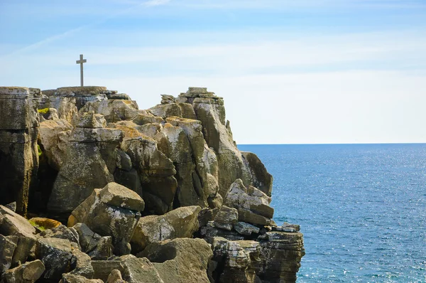 Atravesse o cume rochoso sobre o oceano. Peniche, Portugal . — Fotografia de Stock