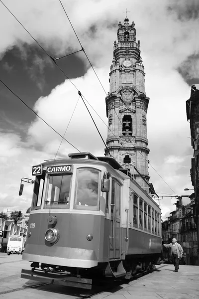 PORTO, PORTUGAL - 26 de ABRIL de 2015: No identificado hombre mayor subirse en el viejo tranvía cerca de la Torre Clerigos, uno de los famosos lugares de interés y símbolos de la ciudad . — Foto de Stock