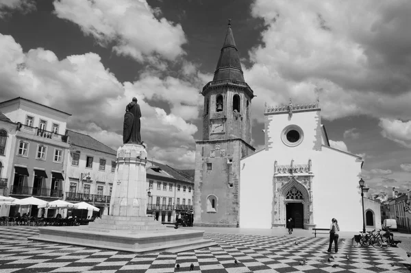 Plaza principal de la ciudad medieval Tomar (Portugal). Foto envejecida. Blanco y negro . — Foto de Stock