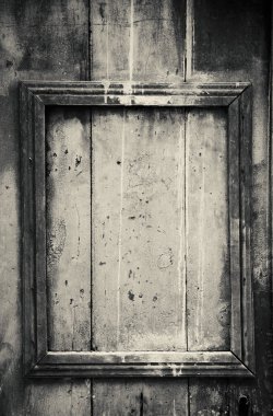 Kapı kenar çerçevelemek ile yıpranmış. Yaşlı fotoğraf. Siyah ve beyaz.