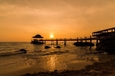 Siluet uzun güzel ahşap köprü Pavyonu