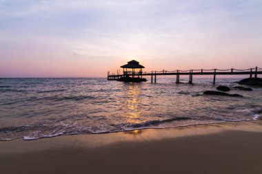 Siluet uzun güzel ahşap köprü Pavyonu