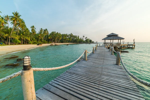 Long wooden bridge pavilion in beautiful tropical island — Stock Photo, Image