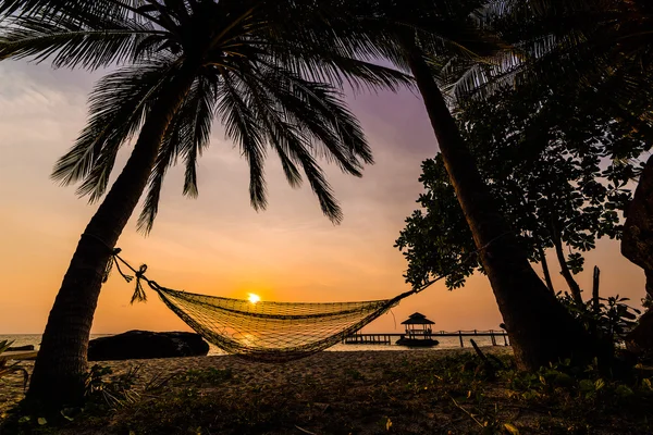 Temné siluety hamak a palem — Stock fotografie