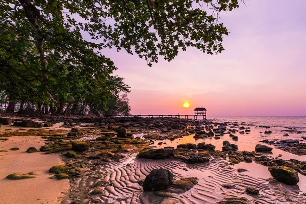 Puesta de sol sobre la playa, isla Koh Kood, Tailandia . — Foto de Stock