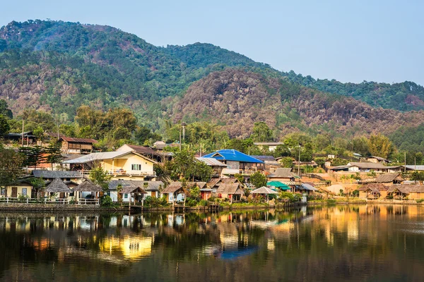 Hermosa vista de Ban Rak Thai con reflexión sobre el lago, Yunnan C —  Fotos de Stock