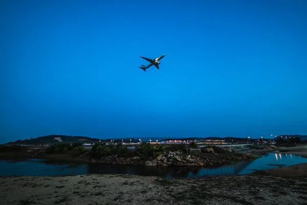 Aerei bianchi decollo Aeroporti vicino alla spiaggia — Foto Stock