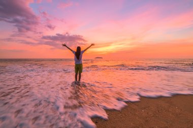 onun elleri u ile okyanus önünde sahilde kadın durumda