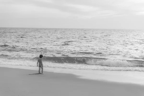 Ragazzo sulla spiaggia — Foto Stock