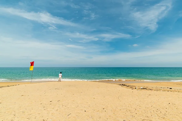 Eenzame man die op het strand — Stockfoto