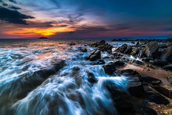 The rocks at the beach during sunset. Motion blur, soft focus — Stock Photo, Image