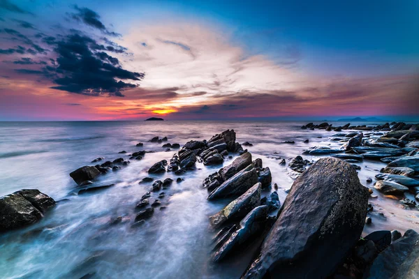 gün batımı sırasında plajda kayalar. Hareket Bulanıklığı, yumuşak odak