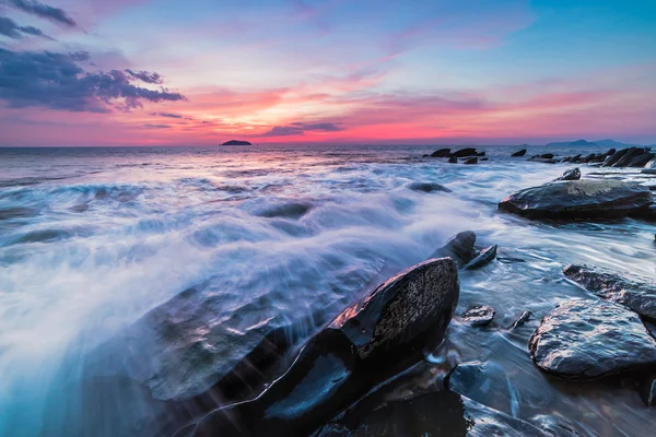 The rocks at the beach during sunset. Motion blur, soft focus — Stock Photo, Image