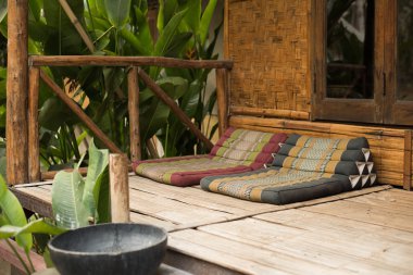 Tay tarzında üçgen yastıklar yığını