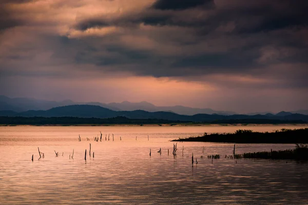 Sabahın Erken Saatlerinde Baraj Tayland Mistik Bir Işık Peyzaj — Stok fotoğraf