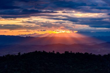 Dağların manzarasında muhteşem bir günbatımı. Dramatik gökyüzü.