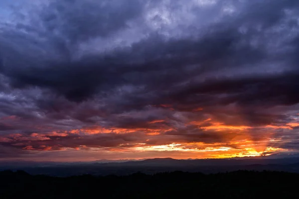 Majestueuze Zonsondergang Het Berglandschap Dramatische Lucht — Stockfoto