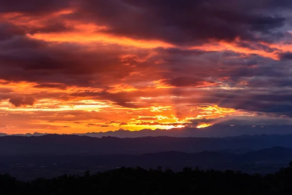 Majestueuze Zonsondergang Het Berglandschap Dramatische Lucht — Stockfoto