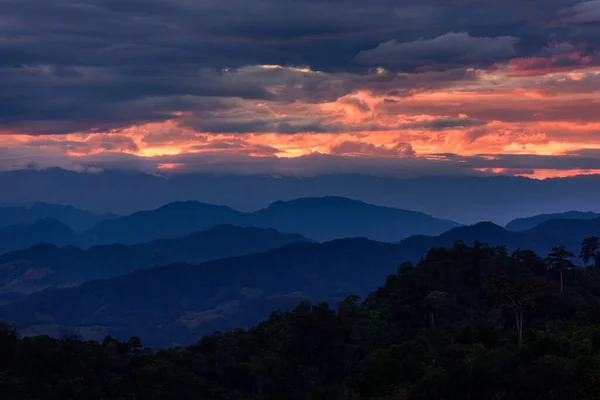 Majestueuze Zonsondergang Het Berglandschap Dramatische Lucht — Stockfoto