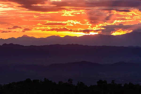 Majestueuze Zonsondergang Het Berglandschap Dramatische Lucht — Stockfoto