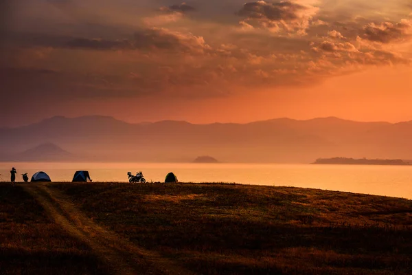 Schöne Aussicht Den Stausee Mit Bergkulisse Der Zeit Des Sonnenaufgangs — Stockfoto