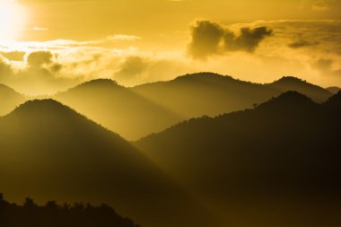Güneş ışınları break kalın bulutlar yağmur ormanları dağ üzerine aracılığıyla