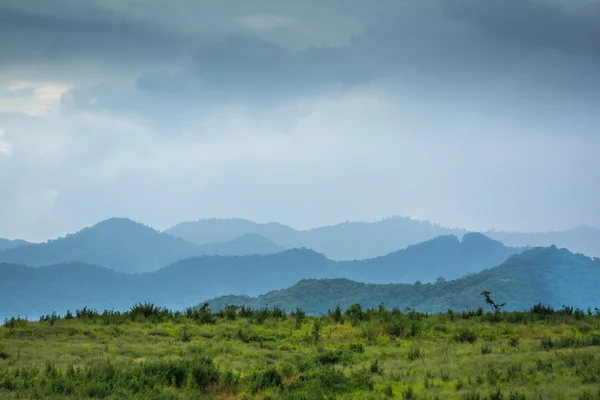 Green field and mountains — Stock Photo, Image