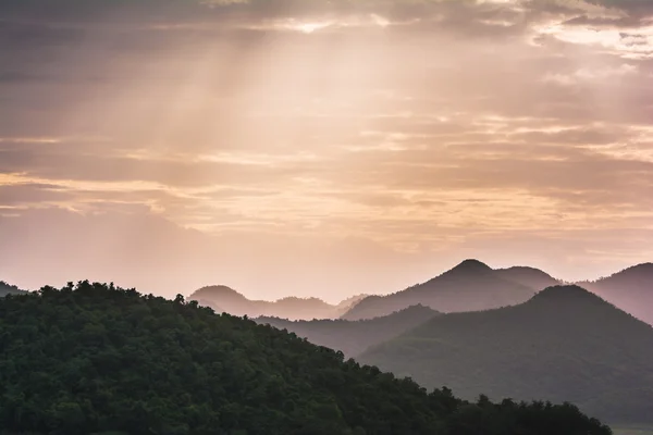 太陽光線は、山の上に厚い雲を突破します。タイ — ストック写真