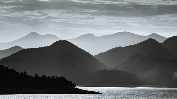 Berge im Sonnenaufgangslicht in schwarz-weiß — Stockfoto