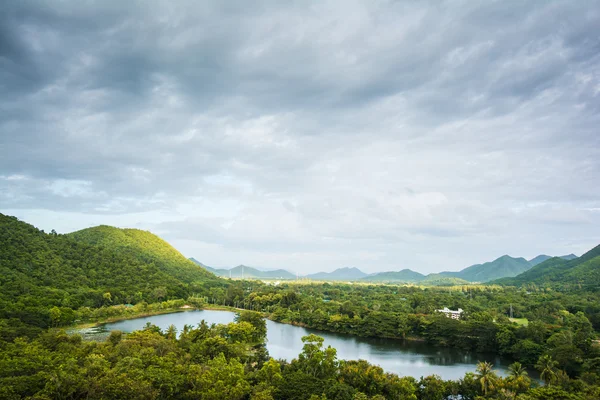 Tropical Mountain Range, Este lugar está no parque nacional Kaeng Krachan, Tailândia — Fotografia de Stock