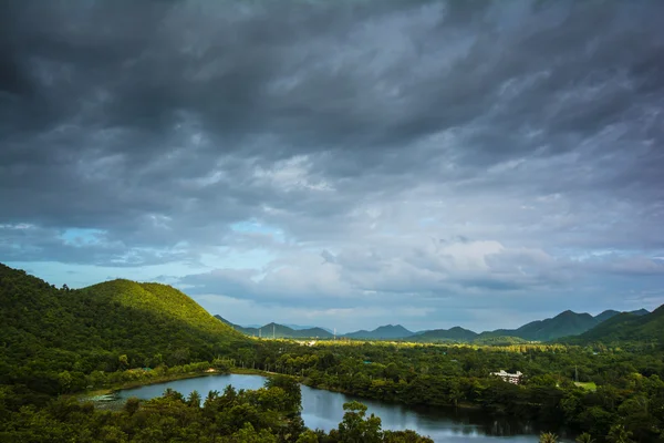 Tropikal dağ silsilesi, burası Krachan Kaeng Milli Parkı, Tayland — Stok fotoğraf