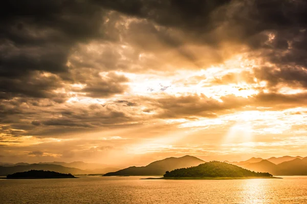 Tropikal dağ silsilesi, burası Krachan Kaeng Milli Parkı, Tayland — Stok fotoğraf