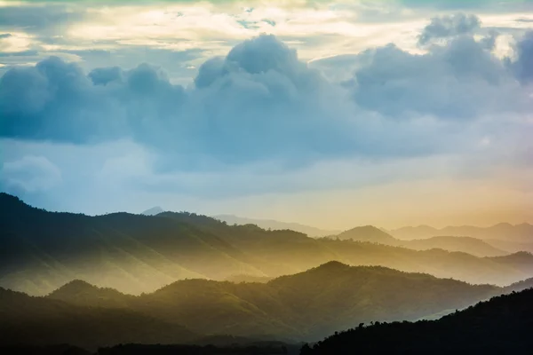 Tropische bergketen, deze plek is in de Kaeng Krachan Nationaal park, Thailand — Stockfoto