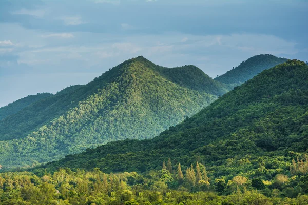 Tropische bergketen, deze plek is in de Kaeng Krachan Nationaal park, Thailand — Stockfoto