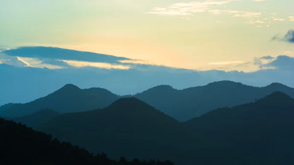 Hemel en bergen. Kaeng Krachan Nationaalpark, Thailand — Stockfoto