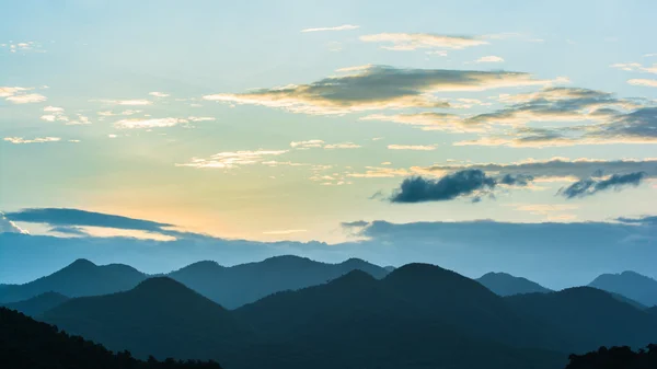 Hemel en bergen. Kaeng Krachan Nationaalpark, Thailand — Stockfoto