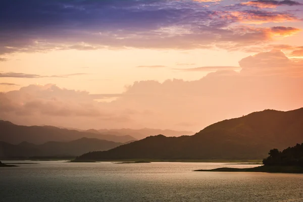 Tropische Gebirgskette, dieser Ort liegt im Kaeng Krachan Nationalpark, Thailand — Stockfoto