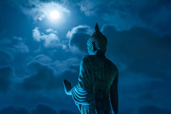 Estatua de Buda en la luna noche fondo — Foto de Stock