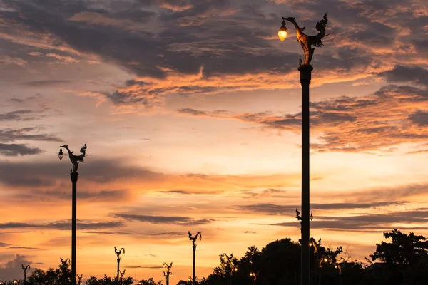 Sillhouette Thai style lantaarn pijler — Stockfoto