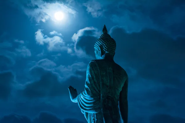 Estátua de Buda no fundo da noite da lua — Fotografia de Stock