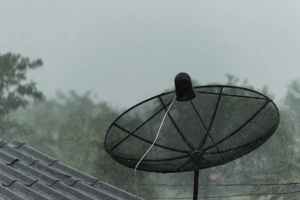 Antennenkommunikation Satellitenschüssel mit Regen — Stockfoto