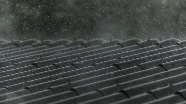 Regen auf dem Dach — Stockfoto